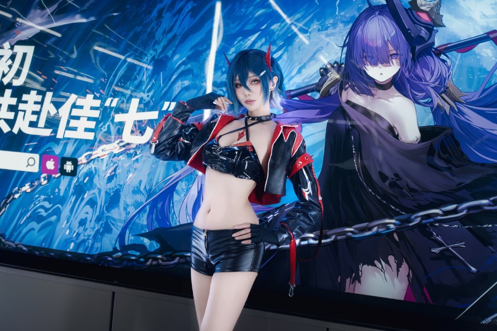 COSPLAY  cos了大家许愿的胡腾赛车，谁说地铁不算车？碧蓝航线@如月灰