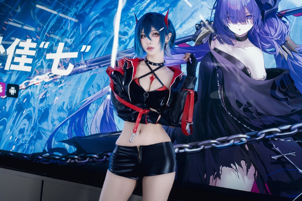 COSPLAY  cos了大家许愿的胡腾赛车，谁说地铁不算车？碧蓝航线@如月灰