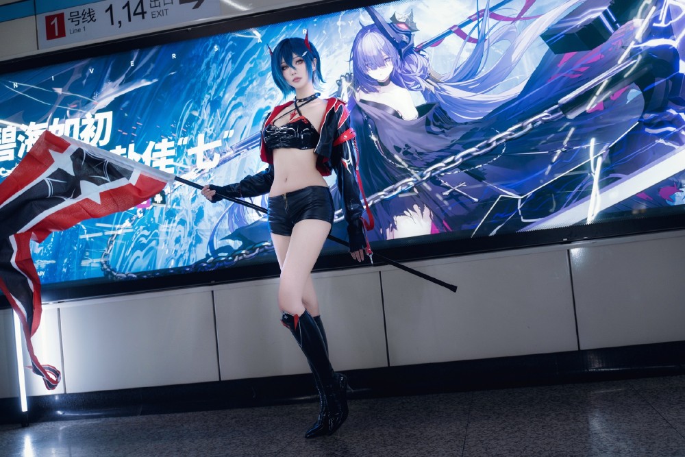 COSPLAY  cos了大家许愿的胡腾赛车，谁说地铁不算车？碧蓝航线@如月灰